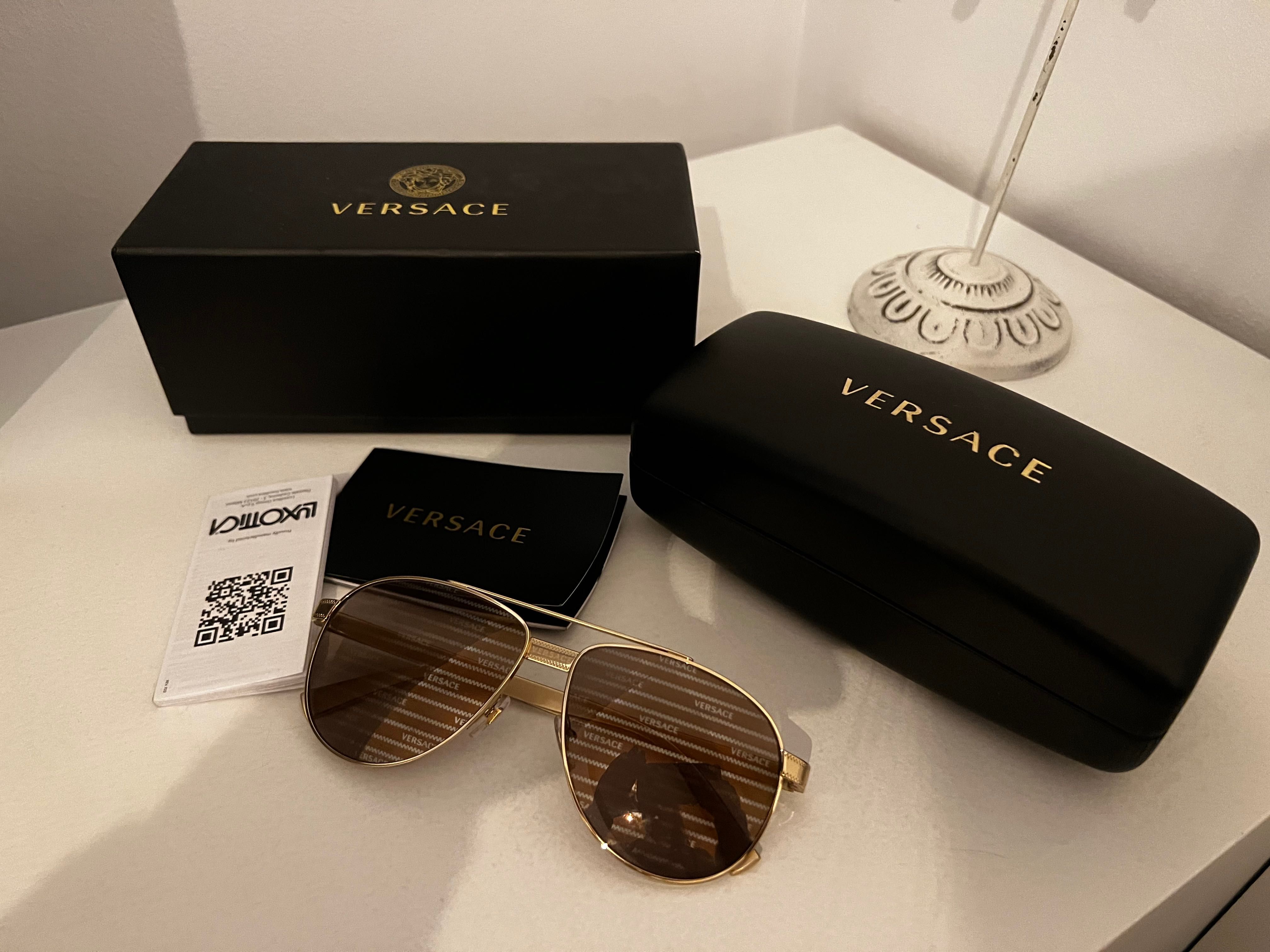 Okulary przeciwsłoneczne Versace - logo na szybkach