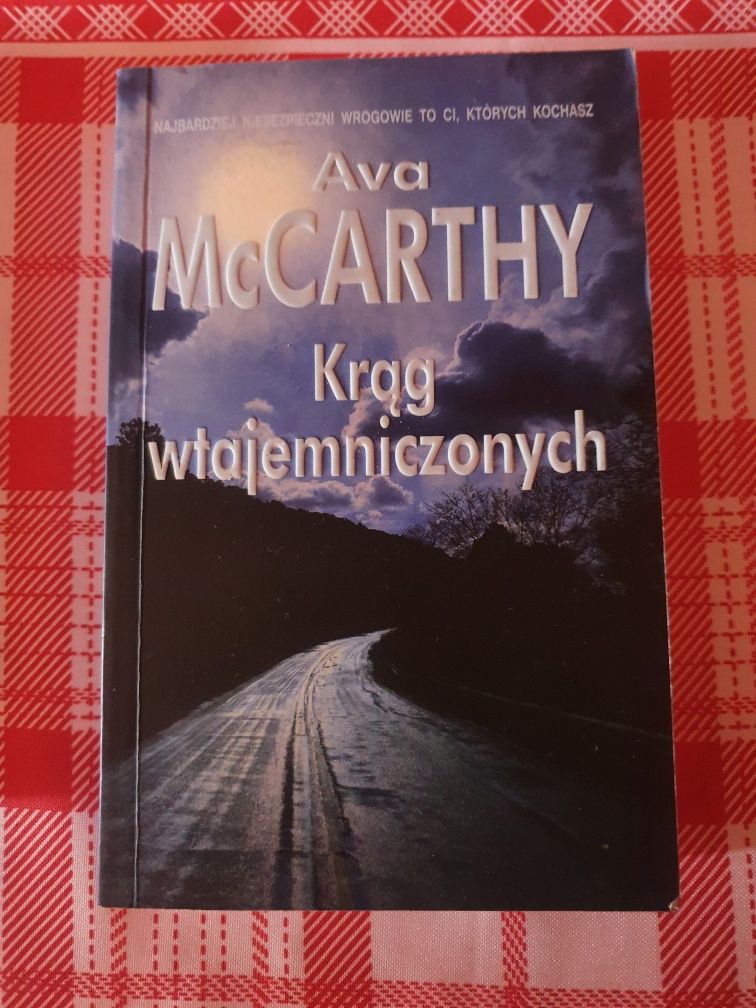 Krąg wtajemniczonych / Ava McCARTHY