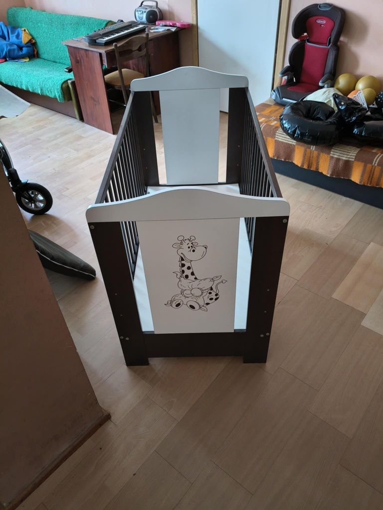 Łóżeczko dziecięce z szufladą + krzesełko drewniane