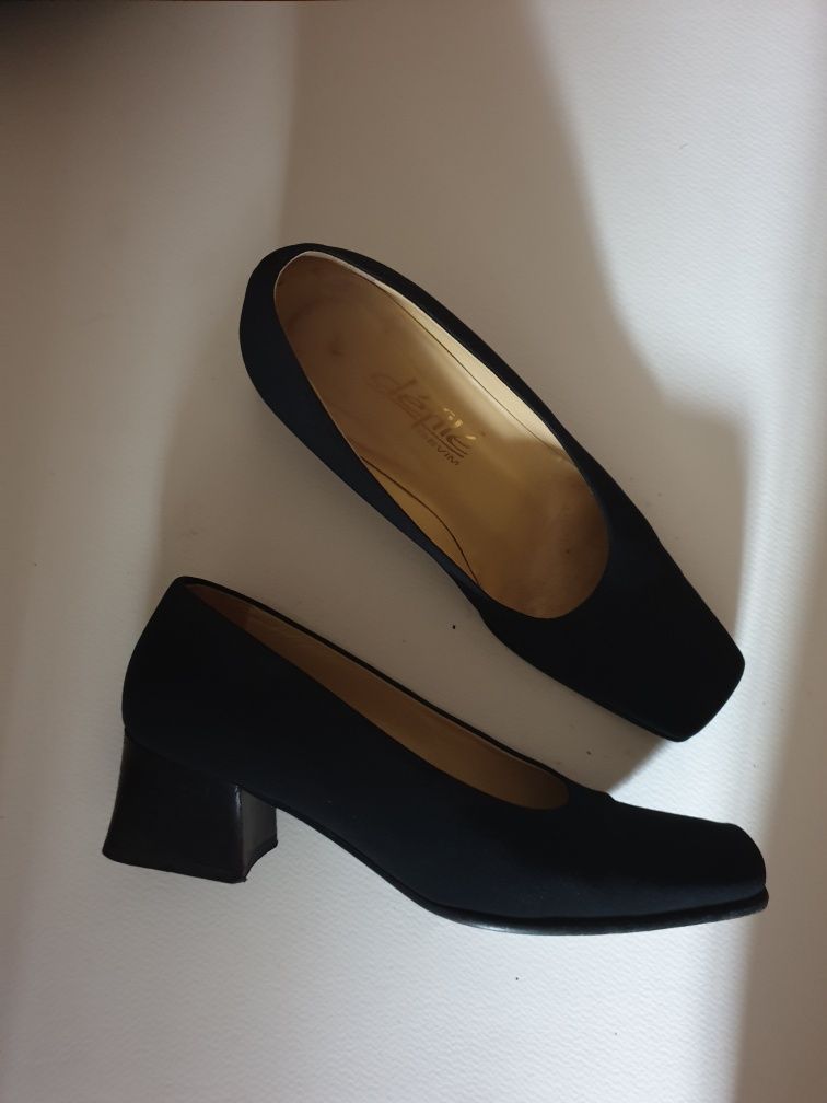 Sapatos pretos senhora
