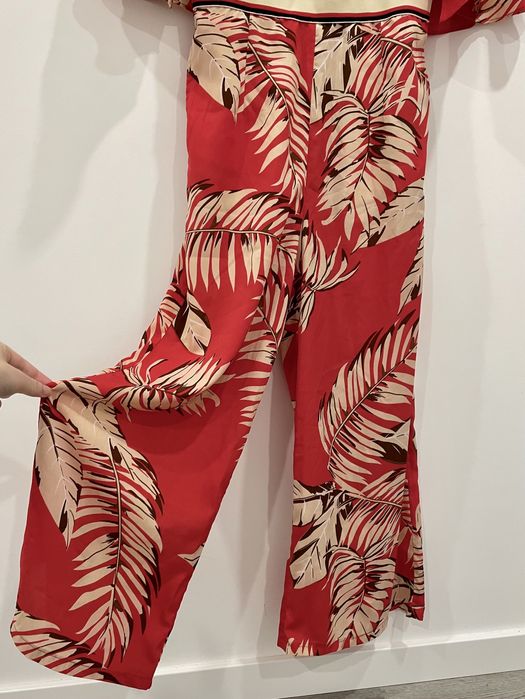 Macacão vermelho com padrão de folhas (MLD, tamanho S)