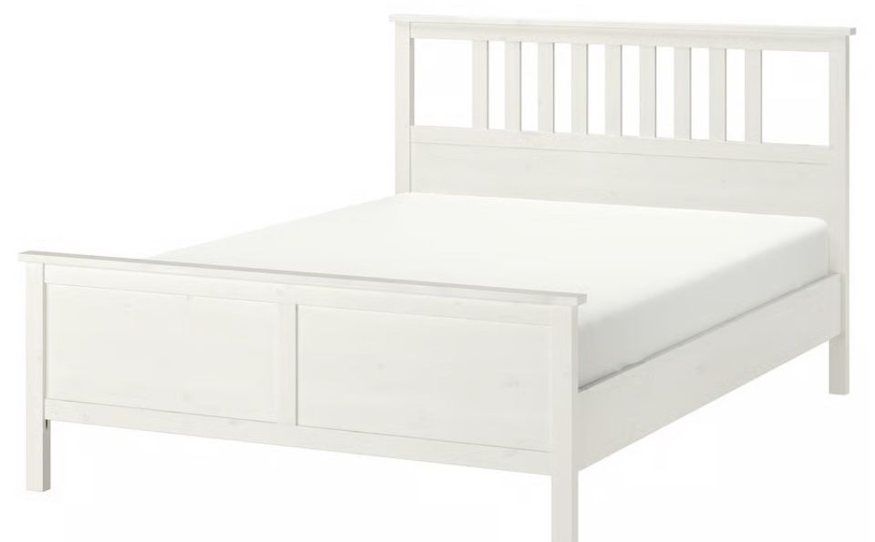 Cama de casal de cor branca