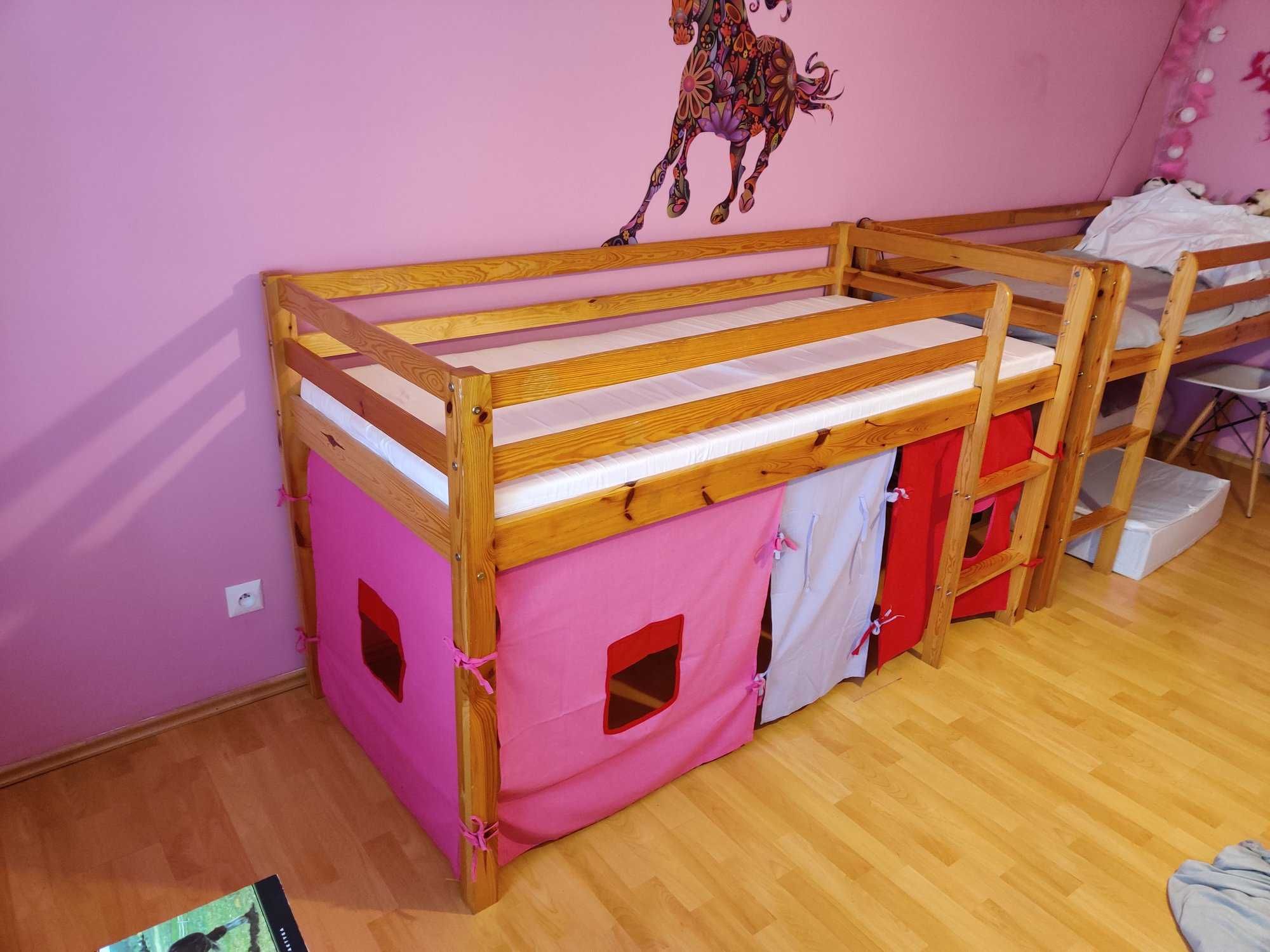 Łóżko dziecięce z drabinką i domkiem