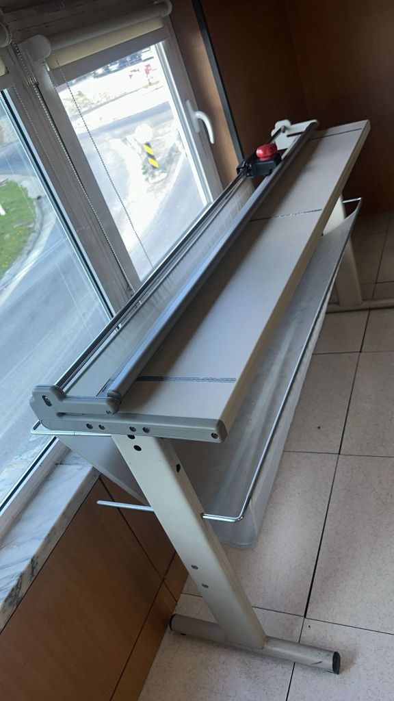 Impressora Plotter DesignJet T1300 PostScript + Guilotina e Rolos
