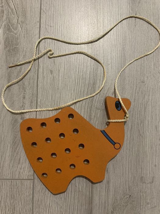 Развивающая игрушка шнуровка