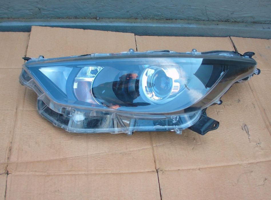 Toyota Yaris IV Lampa przód Lewa Przednia