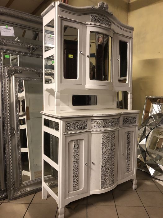 Kredens  biały lustro kryształki. Po renowacji