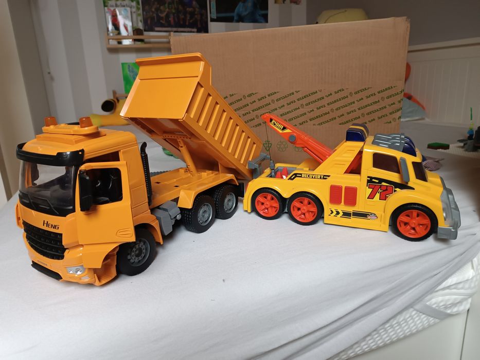 Wywrotka i holownik samochody zabawki