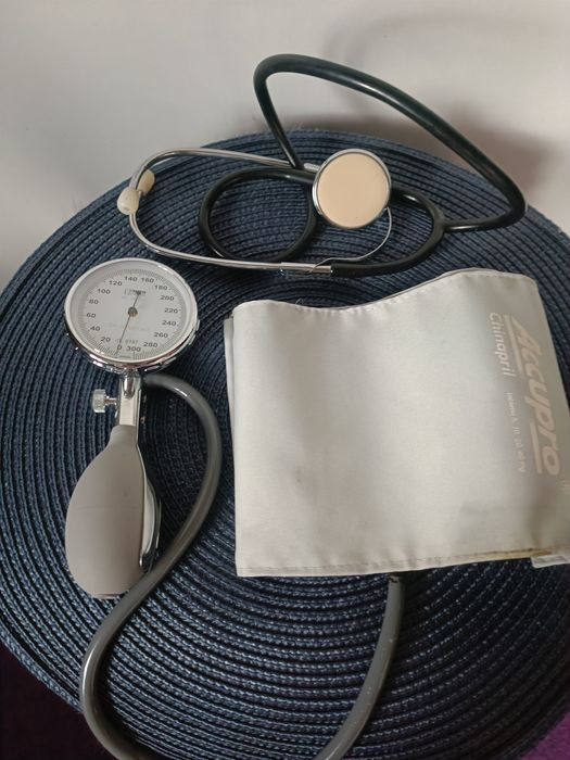 Ciśnieniomierz zegarowy ze stetoskopem