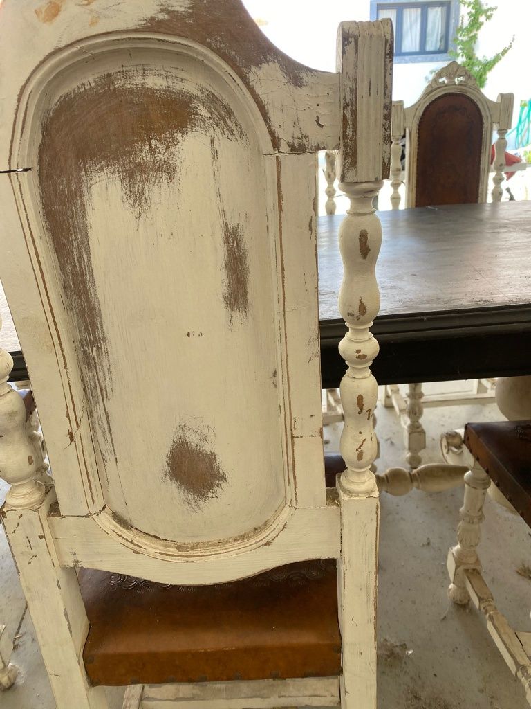 Mesa e cadeiras antigas