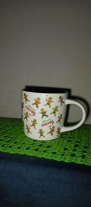 Biały kubek z wzorem pierniczków z napisem Merry Kinkmas
Marka Ann
