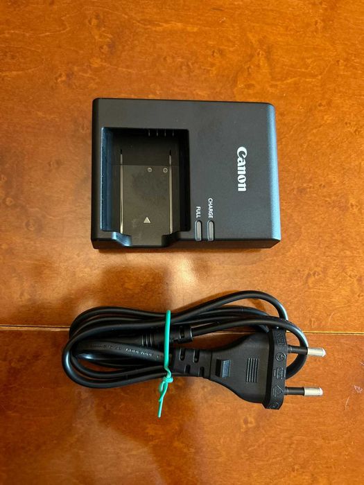 Máquina Fotográfica Reflex Canon EOS 2000D