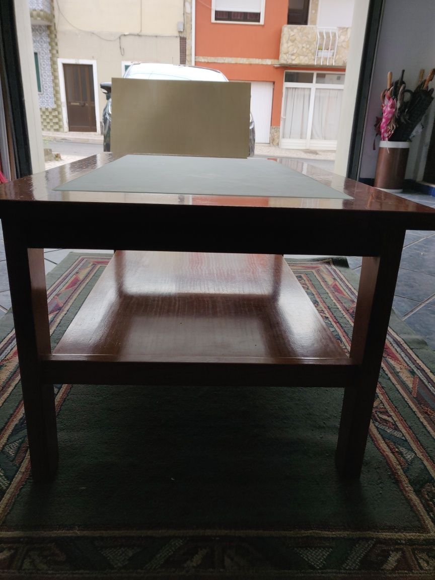 Mesa de centro com tampa de vidro