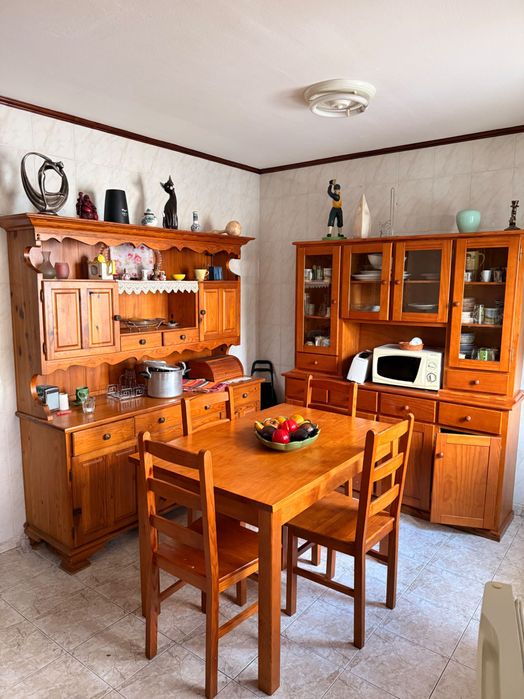 Móveis e mesa de cozinha