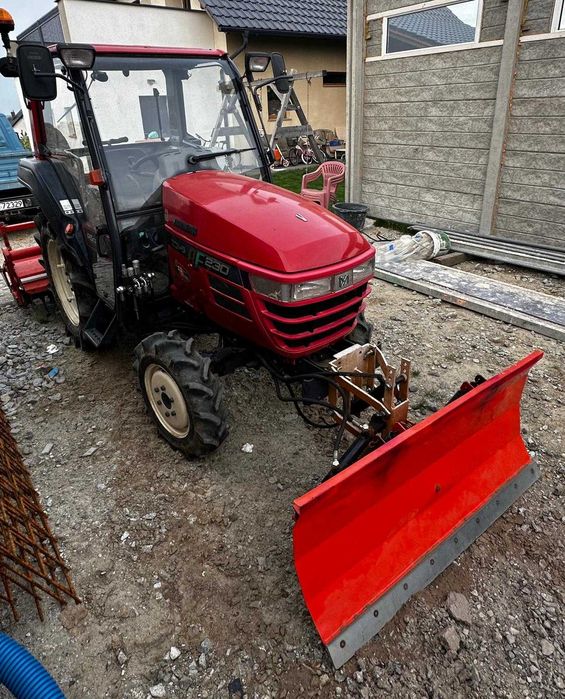 Traktorek ogrodowy rolniczy sadowniczy Yanmar z kabiną