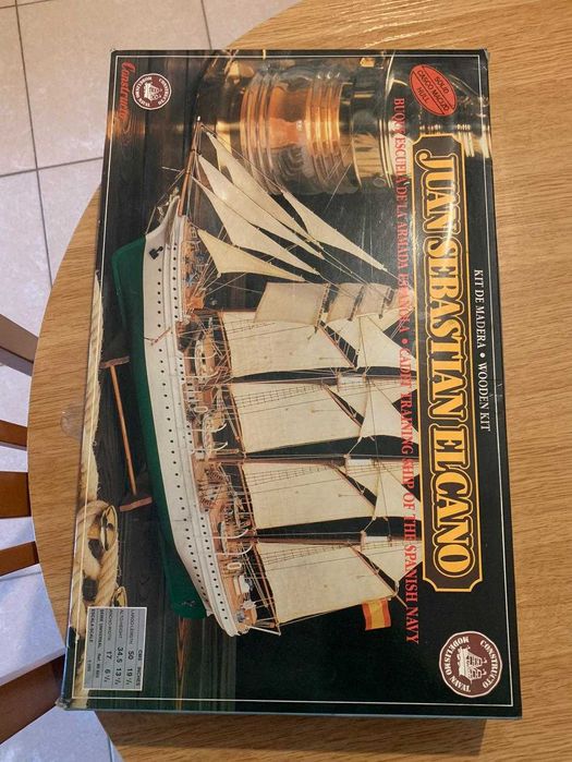 Modelo do navio de treino Juan Sebastián Elcano, um kit de madeira.