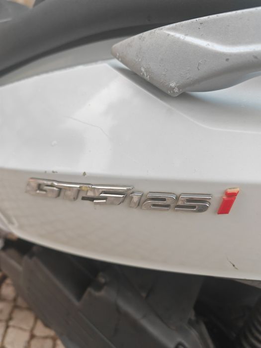 Mota Sym GTS 125i com baú traseiro