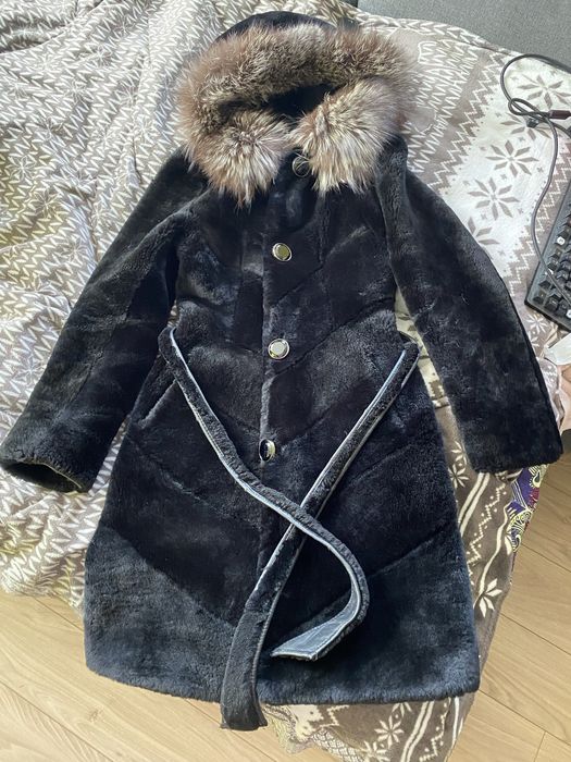 Eleganckie futro z mutona z kapturem obszytym naturLnym futrem z lisa