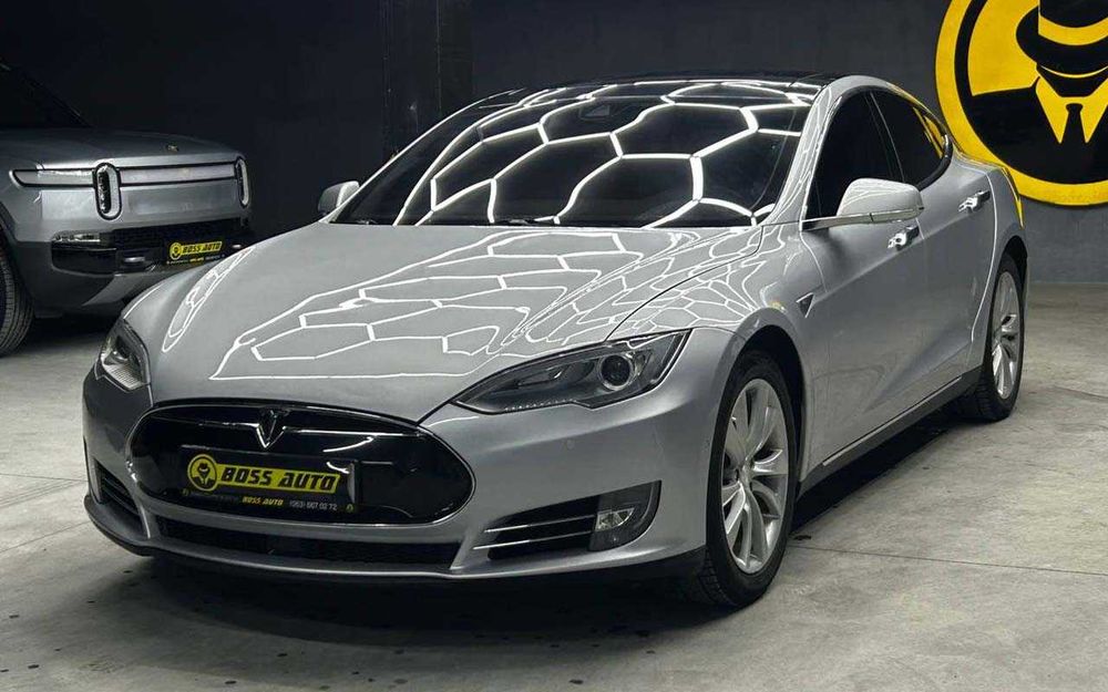 Tesla Model S 2015