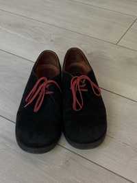 Жіночі замшеві туфлі з червоними шнурівками