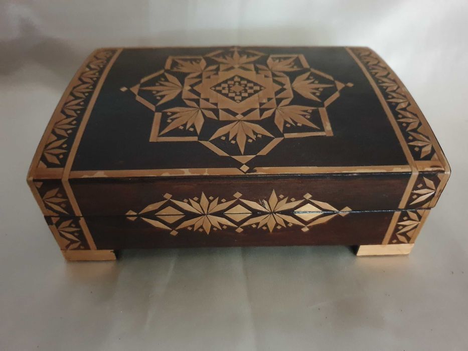 Belíssima caixa em madeira com acabamentos artísticos •interior veludo