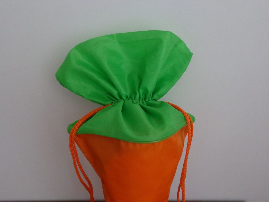 Mochila / saco, em forma cenoura, para crianças