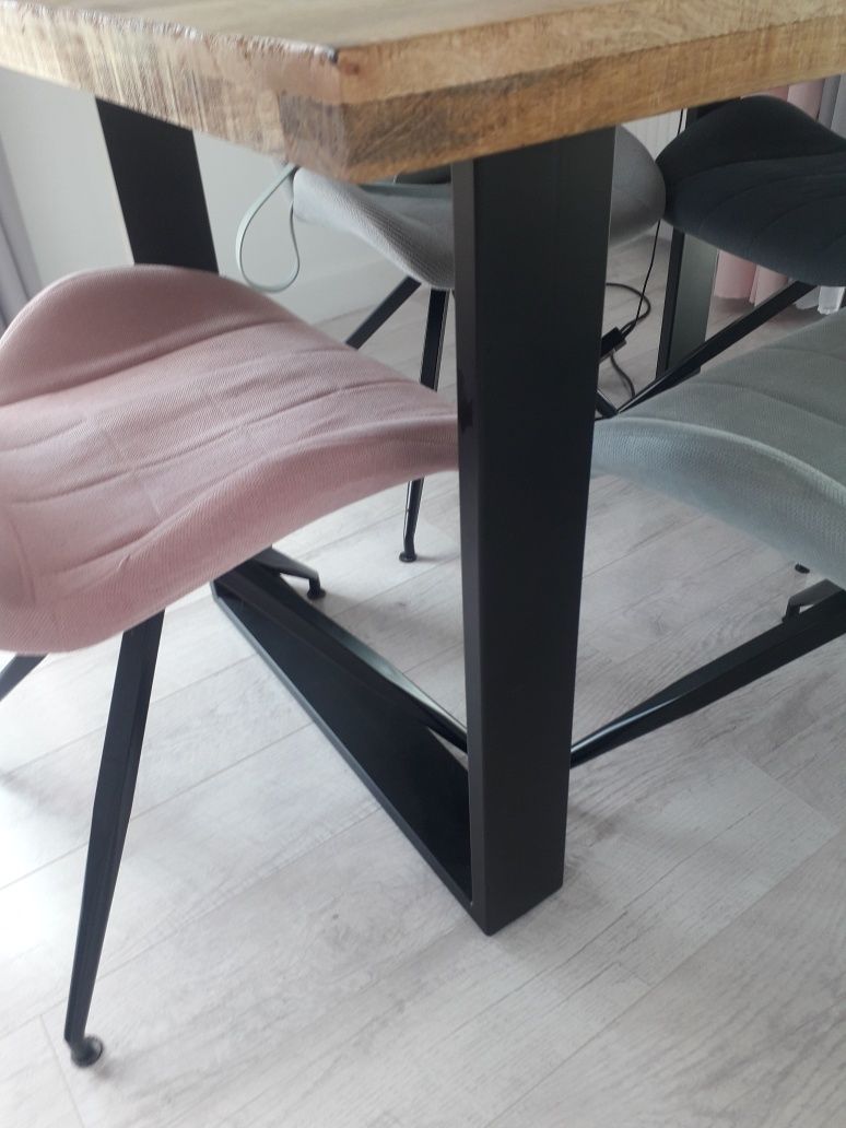 Stół + krzesła drewniany mango na czarnych płozach