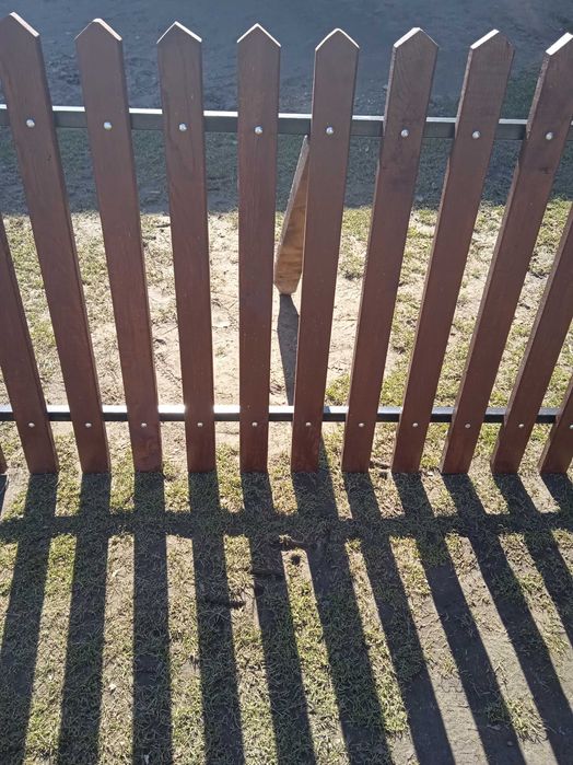 Ogrodzenie z profilu metalowego wypełnione sztachetami z drewna