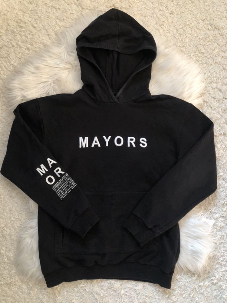 Bluza Majors Mayors must have czarna z nadrukami na plecach i rękawie