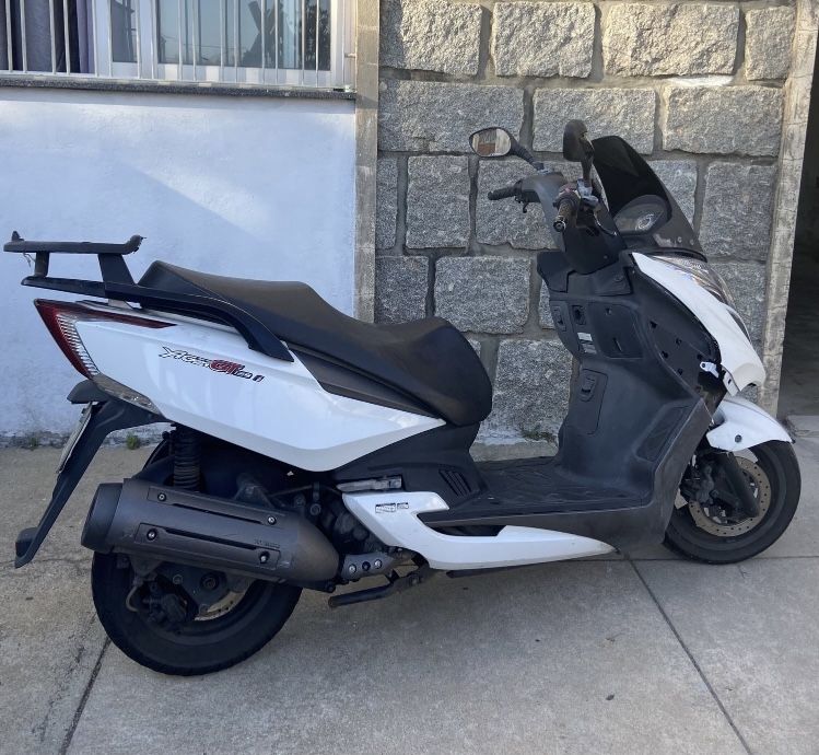 Kymco avariada (COMPLETA NÃO VENDO AS PEÇAS)