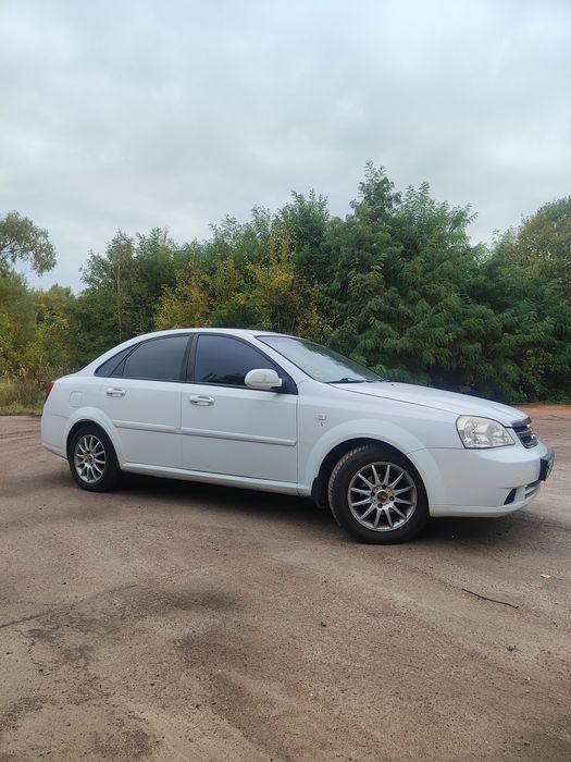Chevrolet lacetti 2012 року 1.8 бензин
