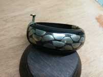 Pulseira de corno e metal prateado