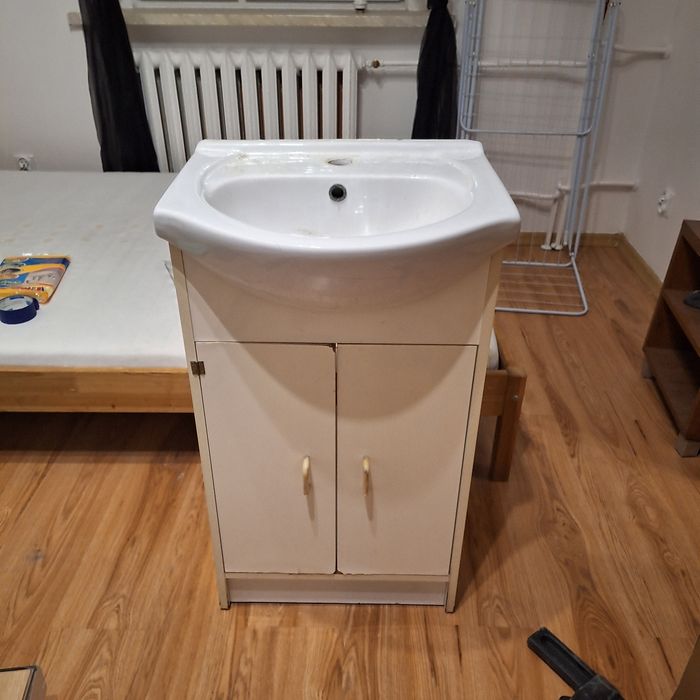 Umywalka z szafką łazienkowa