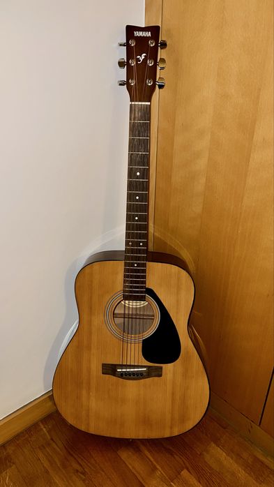 Guitarra Acústica Yamaha F310 + Bolsa Stagg + Capotraste