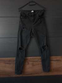 Czarne jeansy rurki z dziurami