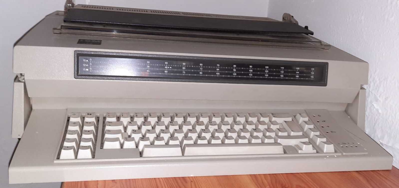 Máquina de escrever IBM, modelo 6747-2