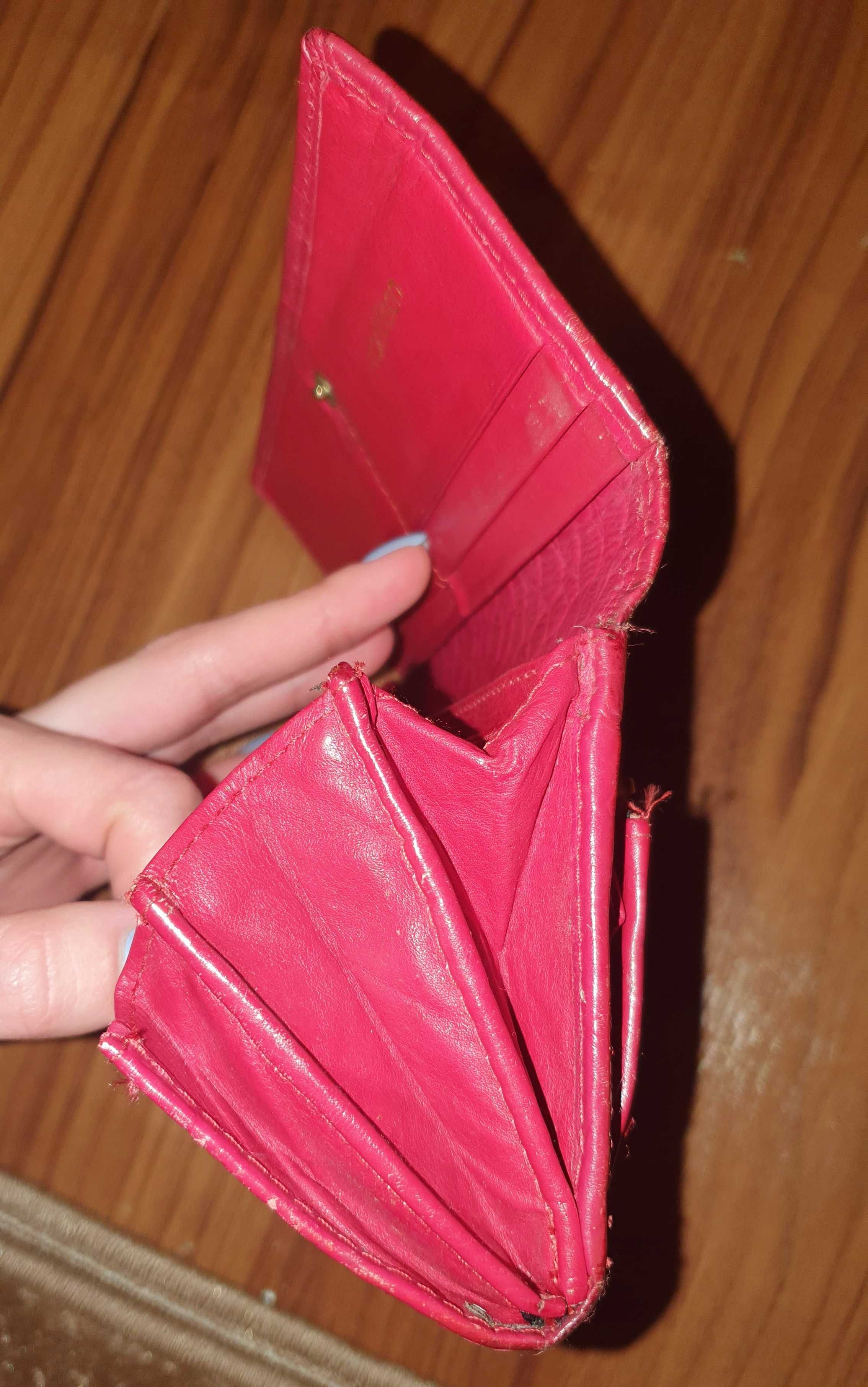Женский кошелёк красного цвета из натуральной кожи.