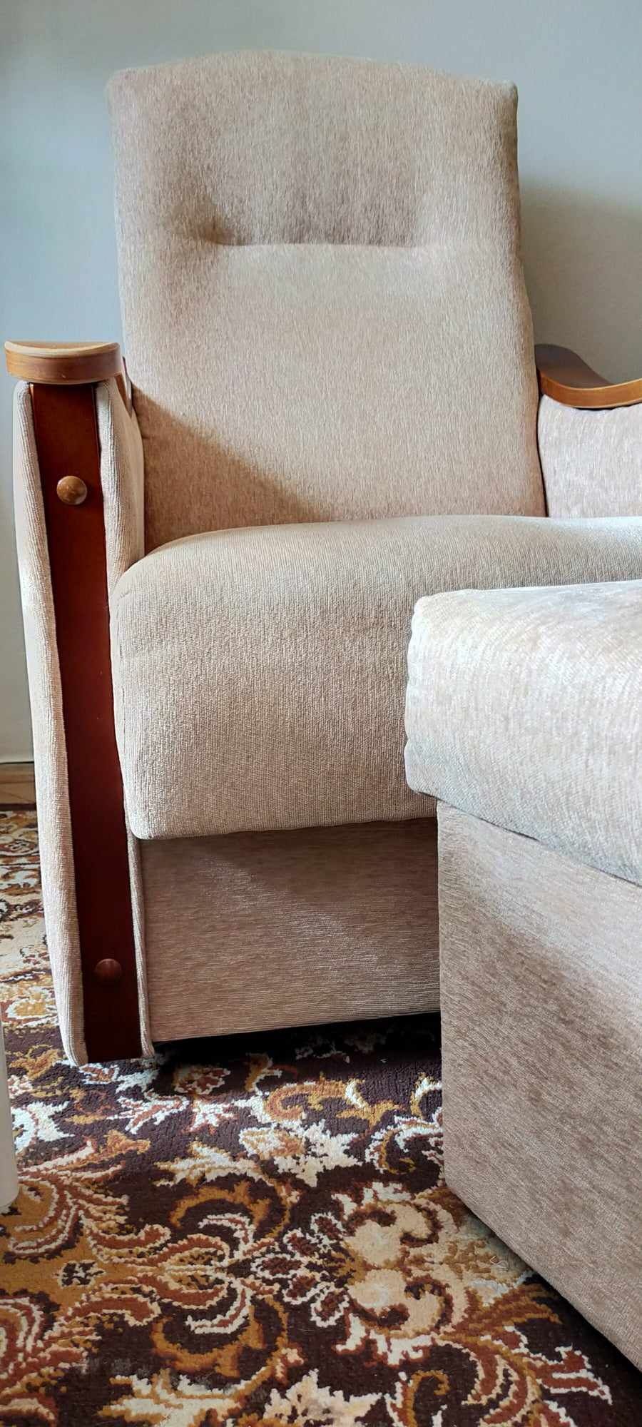 Fotel sztruksowy beżowy z podnóżkiem