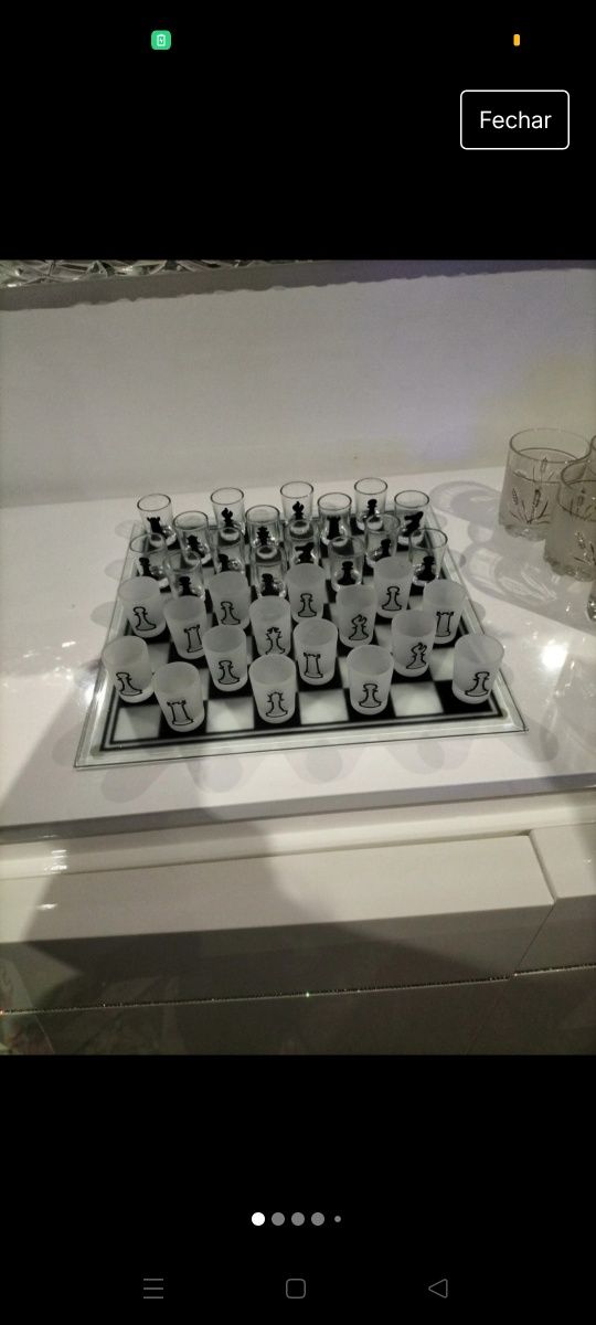 Jogo de xadrez com copos de shot