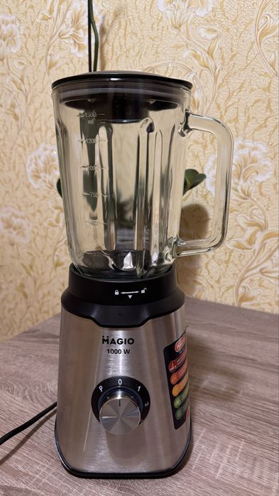 Блендер зі скляною чашею MG-651