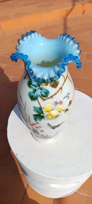 Jarra em Vidro Opalino com motivos de flores