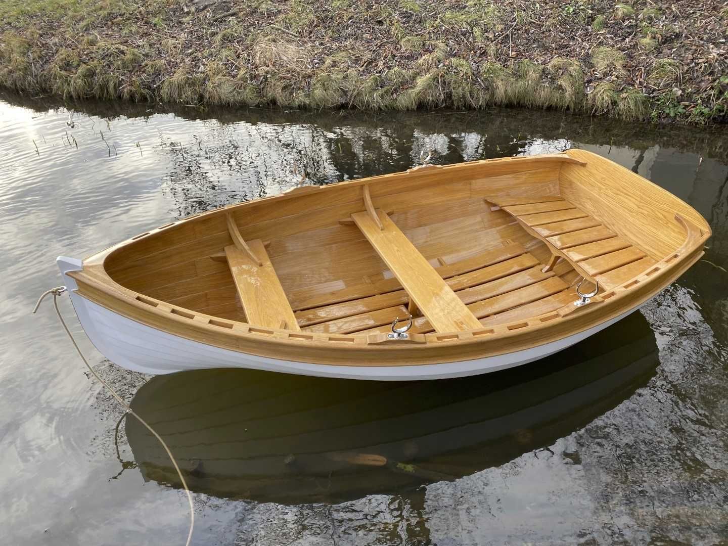 Łódź, łódka drewniana, żaglówka, bączek dingi, dinghy, jacht