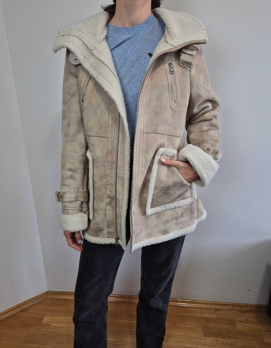 Ładny jasny kożuszek M/ L, na jesień