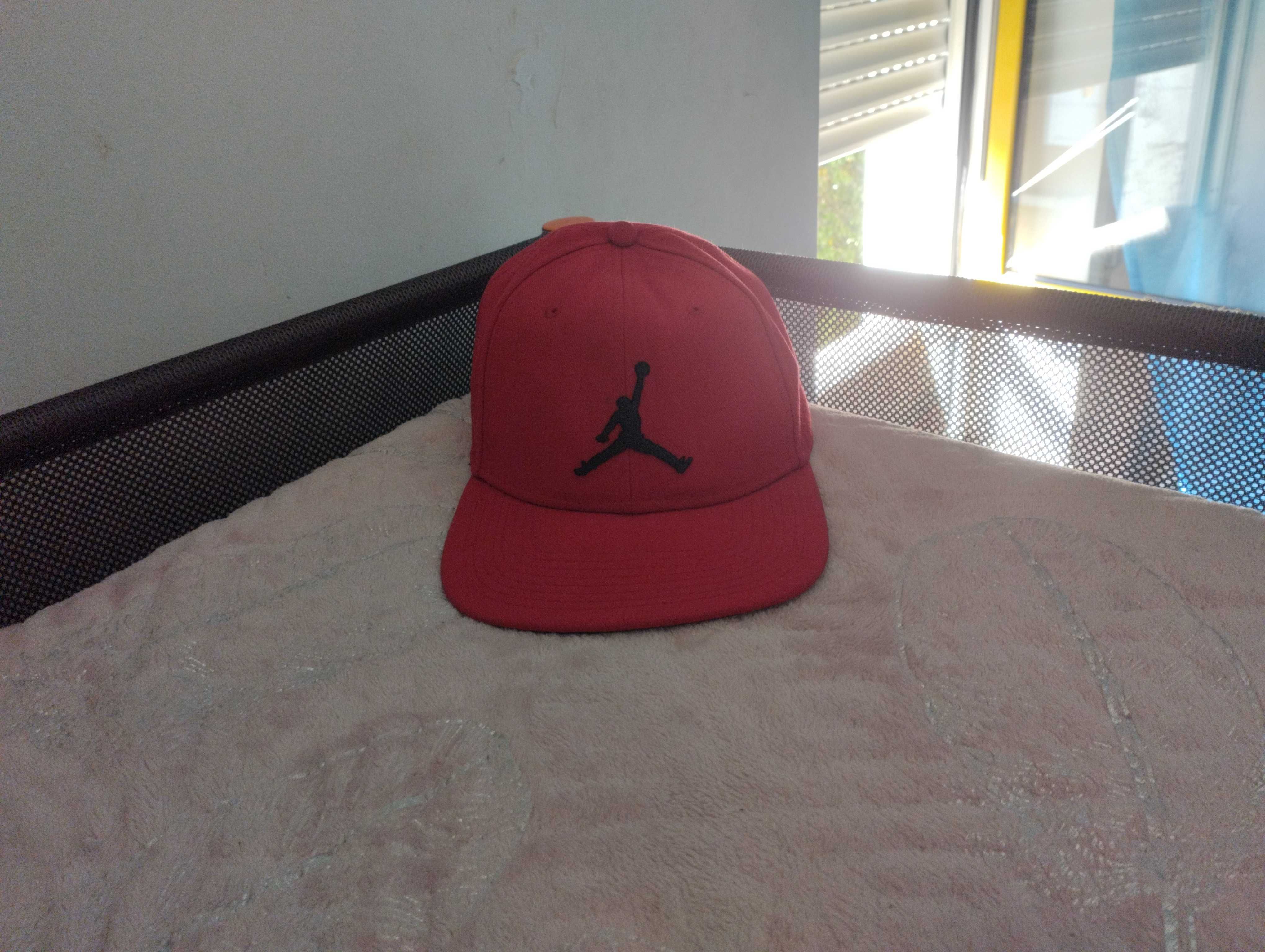 boné Jordan vermelho