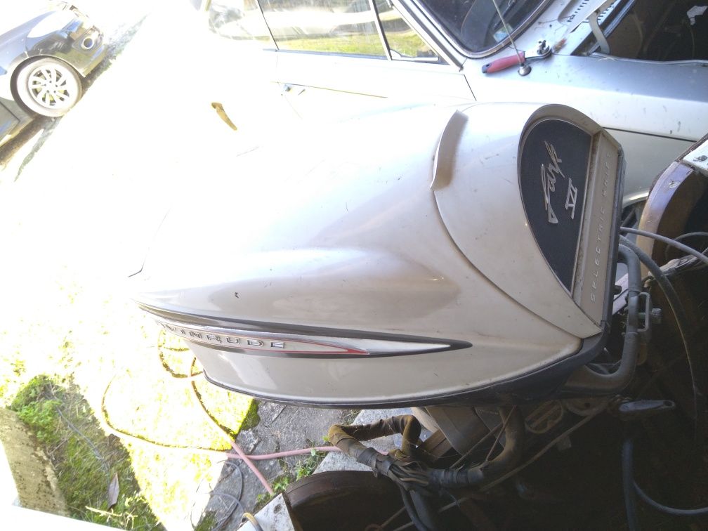 Barco de madeira, antigo com motor EVINRUDE e atrelado.