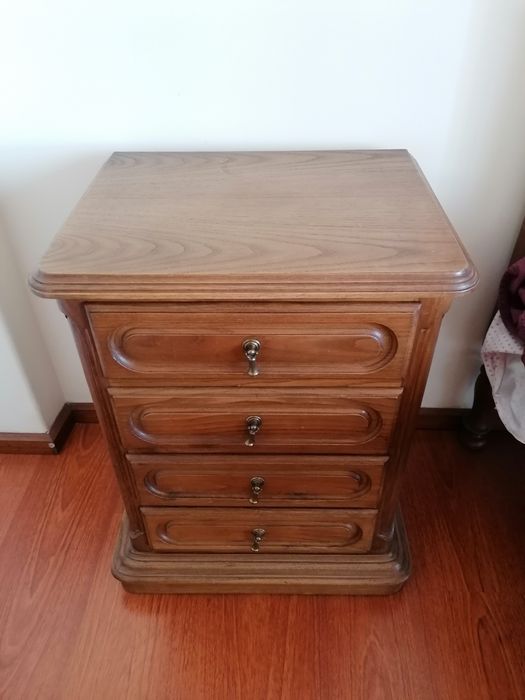 Quarto Completo|Cama, roupeiro, cómoda, mesas cb.(Madeira de Castanho)