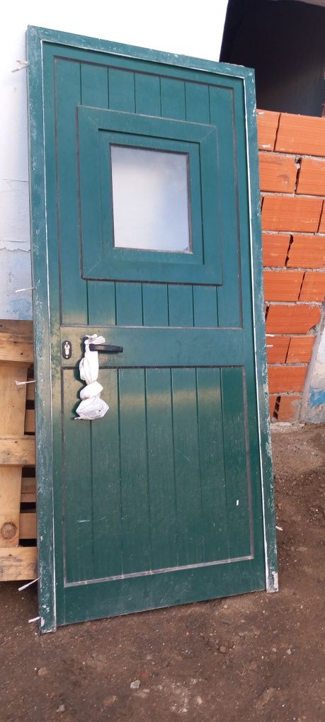 Porta alumínio semi nova completa com chave e dobradiças