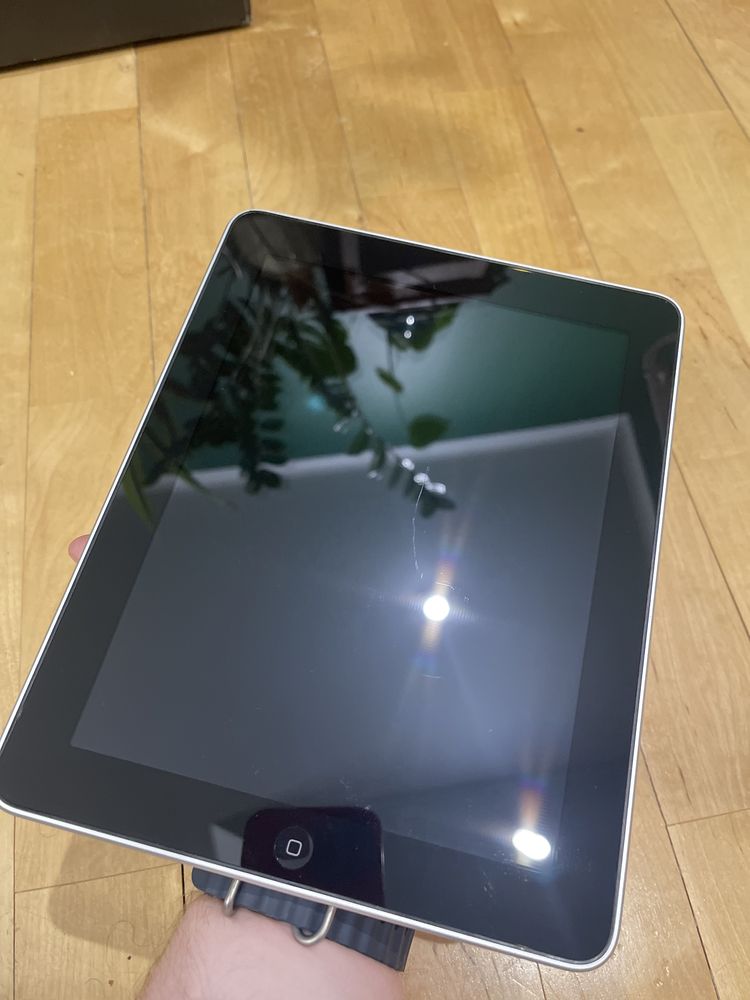 Apple iPad 1 generacji 16GB Wi-Fi A1219 + etui Apple