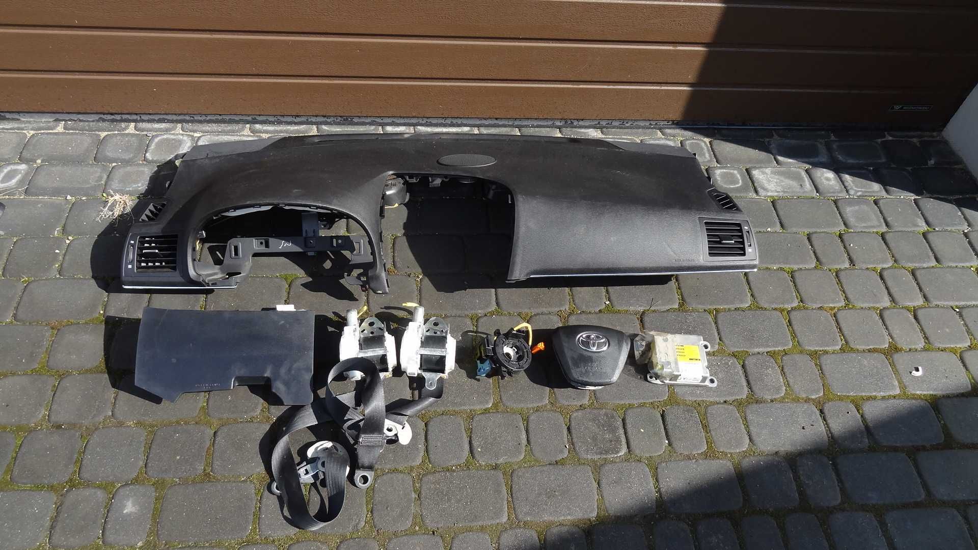 Toyota avensis T27 09- kokpit deska konsola airbag pasy komplet