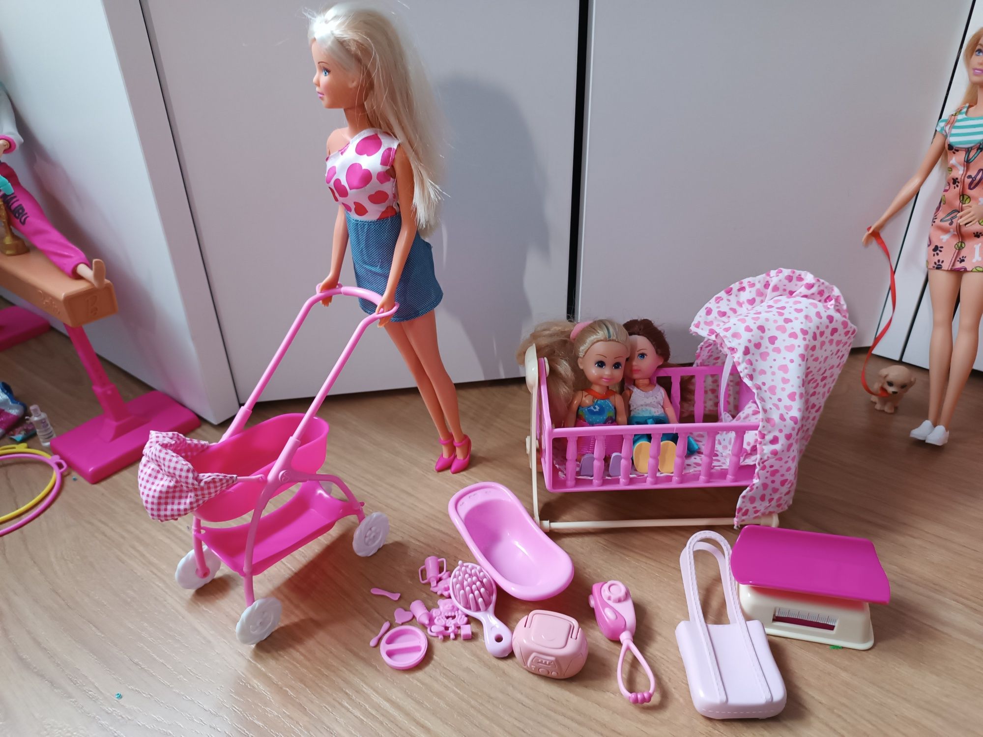 Barbie Mattel zestaw ubrania szafa, kwiaciarnia, gimnastyczka pływaczk